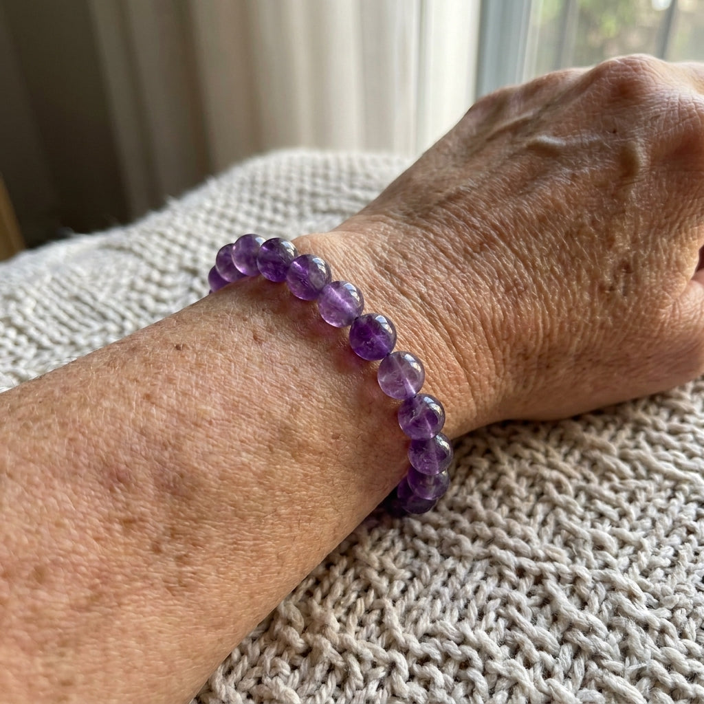 Pulsera de Amatista puesta en la muñeca