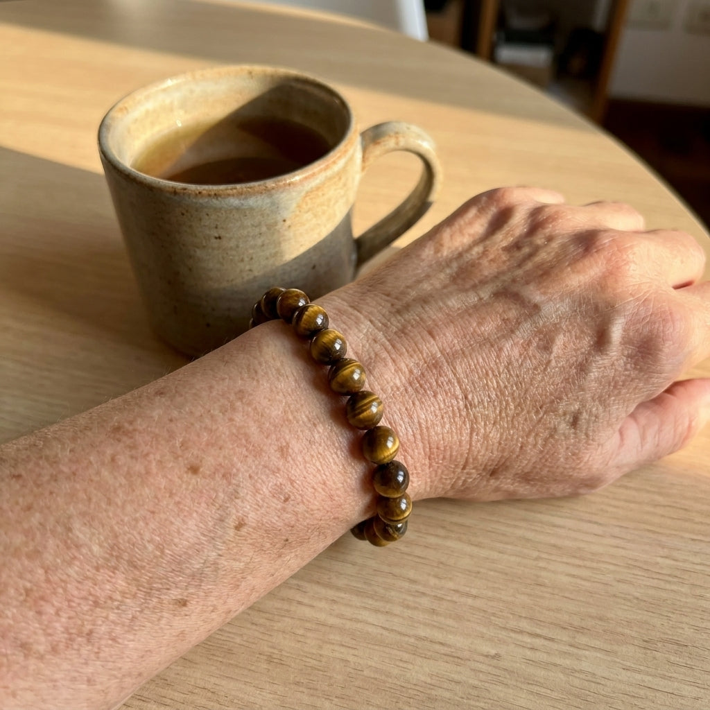 Pulsera de Ojo de Tigre puesta en la muñeca