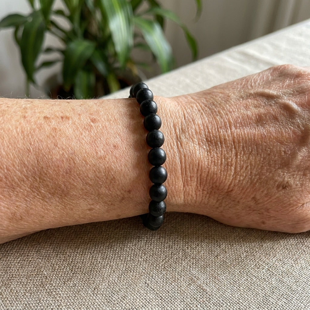 Pulsera de Turmalina Negra puesta en la muñeca